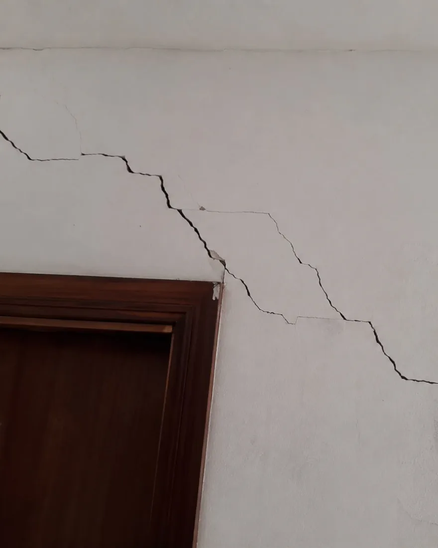 Trinca escalonada em parede interna, descendo do teto até a janela
